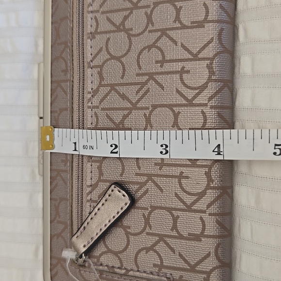 NWT Calvin Klein Large Monogram Wallet With Kiss Lock Closure - Picture 9 of 9